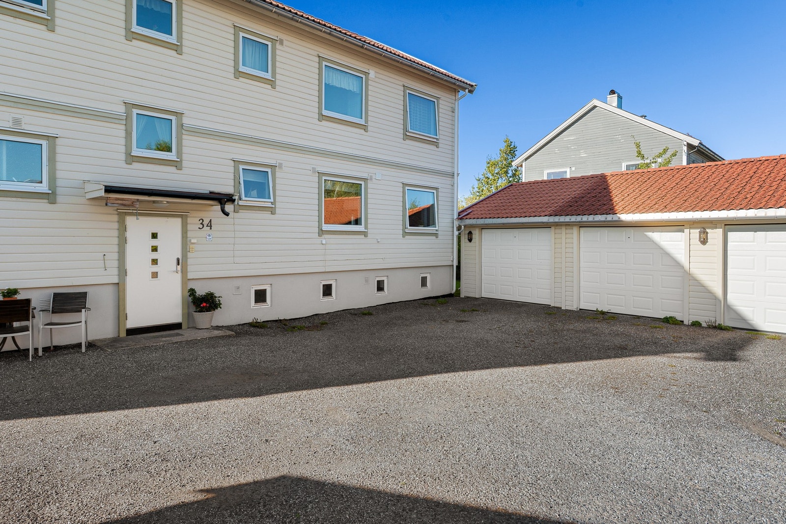 Felles gårdplass - Parkering i garasje (Midten) eller i gateparkering Galleribilde
