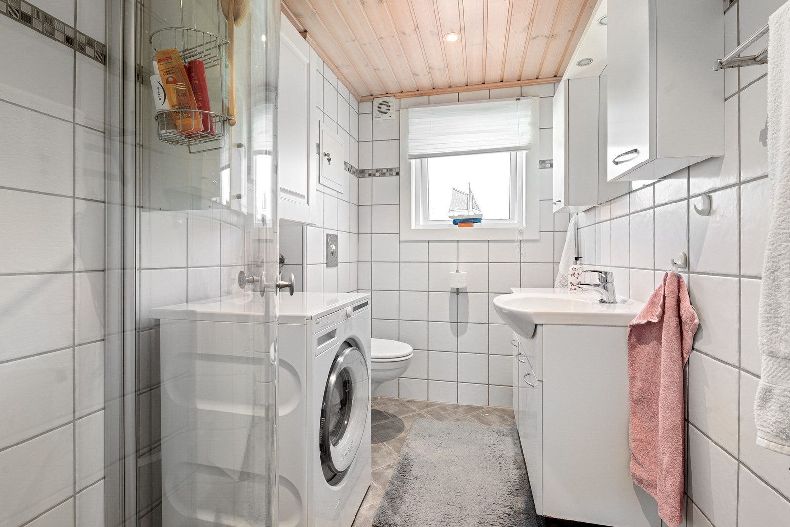 Flislagt bad/WC med plass til vaskemaskin Galleribilde
