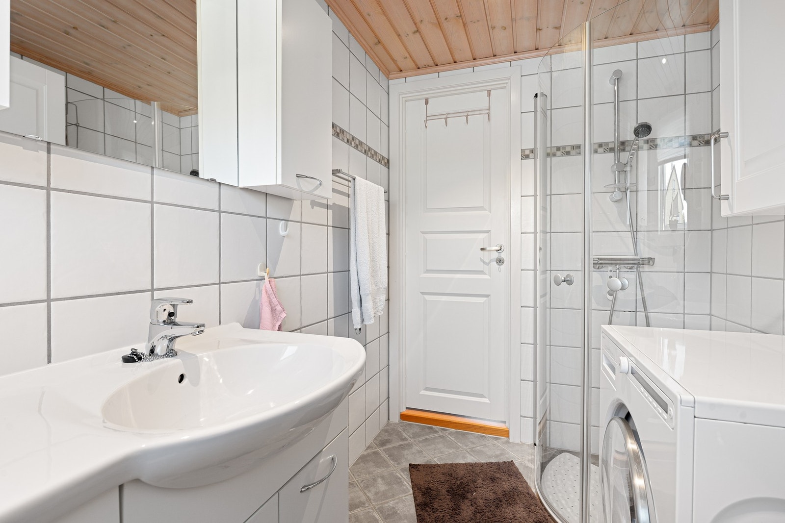Flislagt bad/WC med plass til vaskemaskin Galleribilde