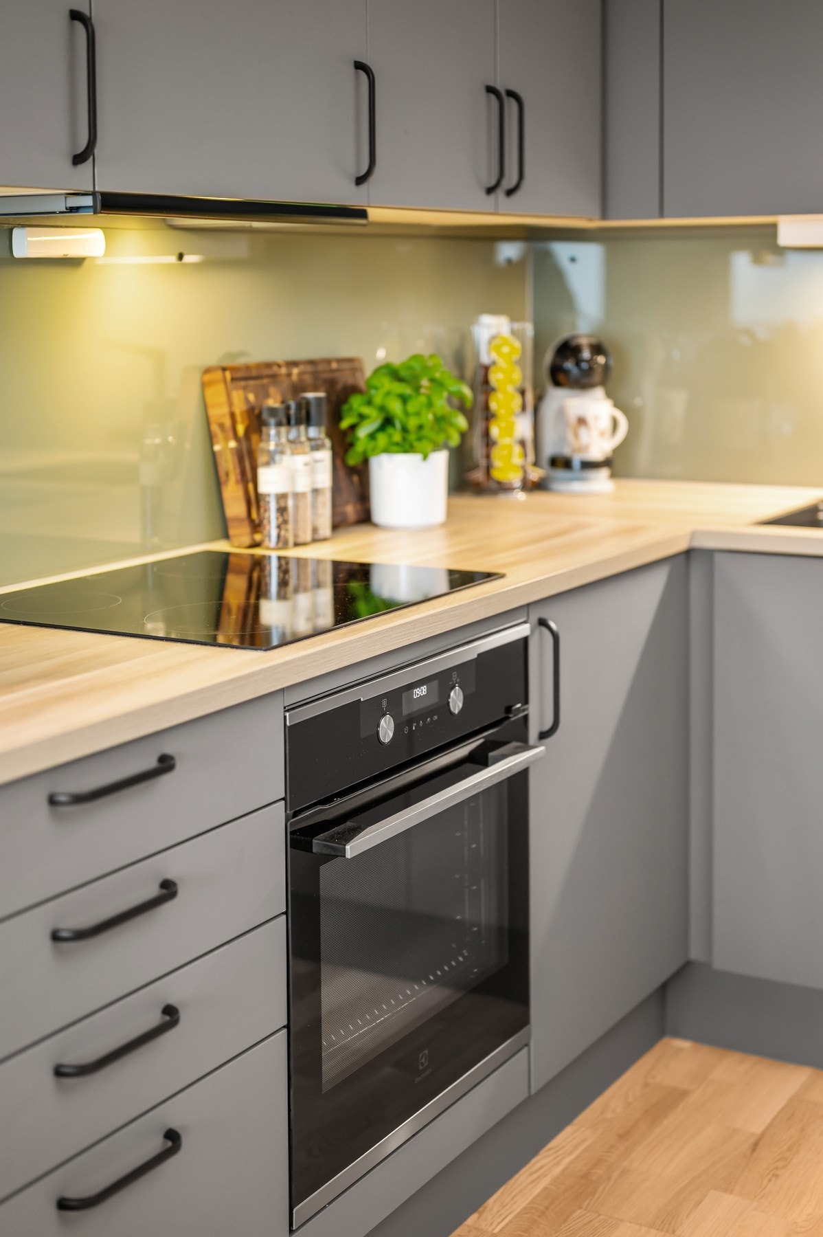 Kjøkkeninnredning med mekanisk avtrekksvifte over stekesonen. Galleribilde