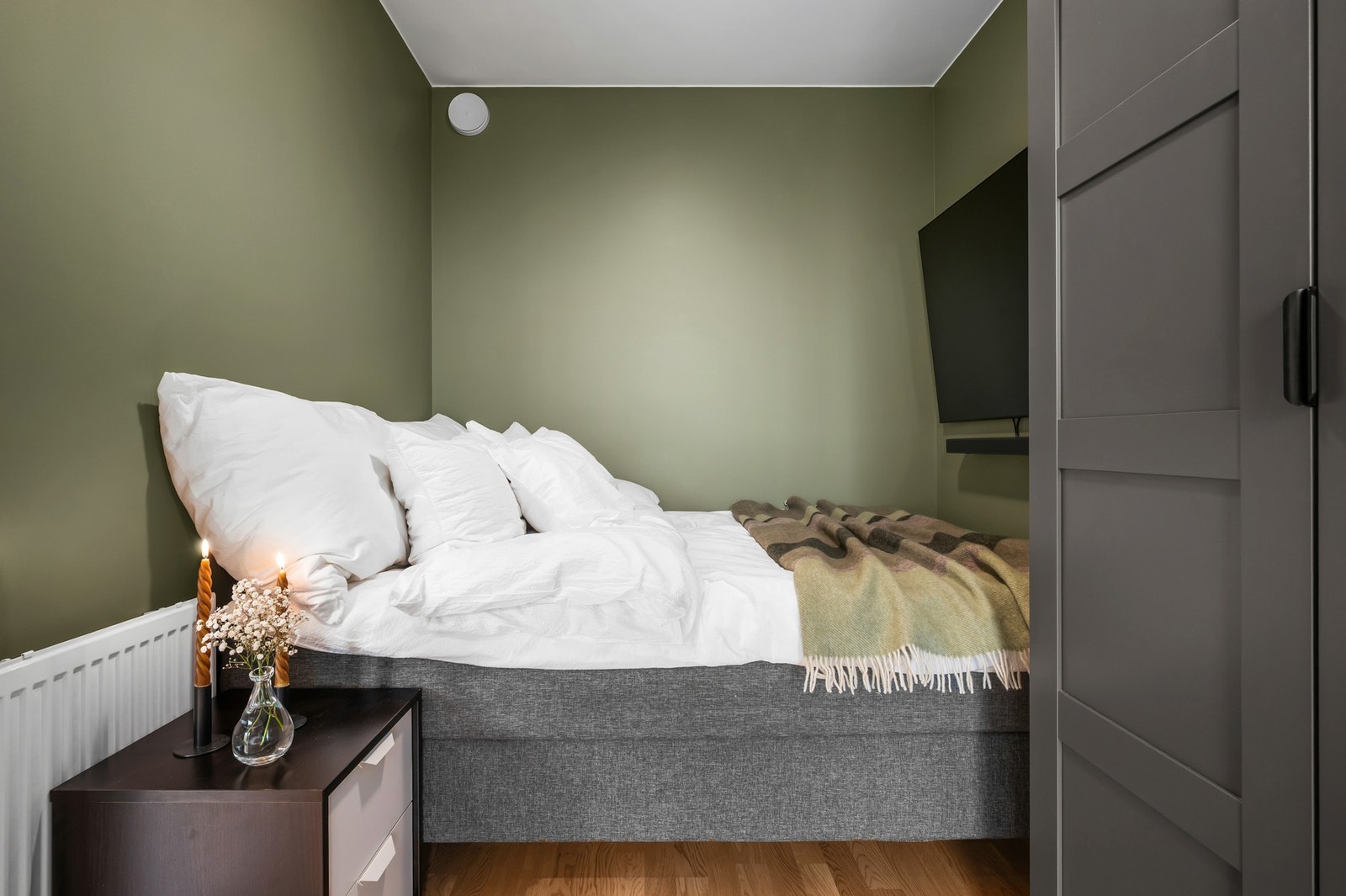 Rommet er smart innredet og har en stor garderobe. Galleribilde