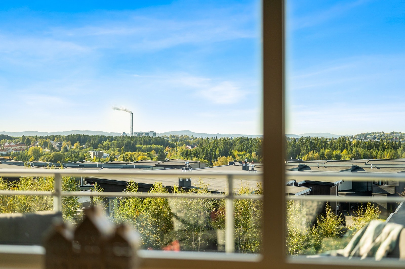 Leiligheten disponerer én biloppstillingsplass i felles p-kjeller. Galleribilde