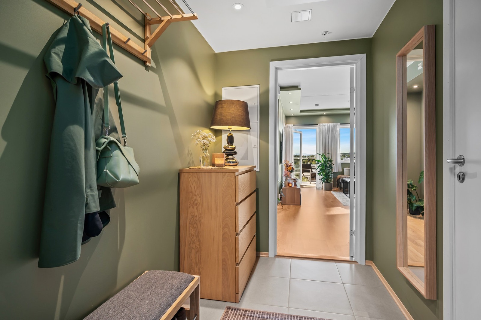 Romslig gang med gode oppbevaringsmuligheter. Galleribilde