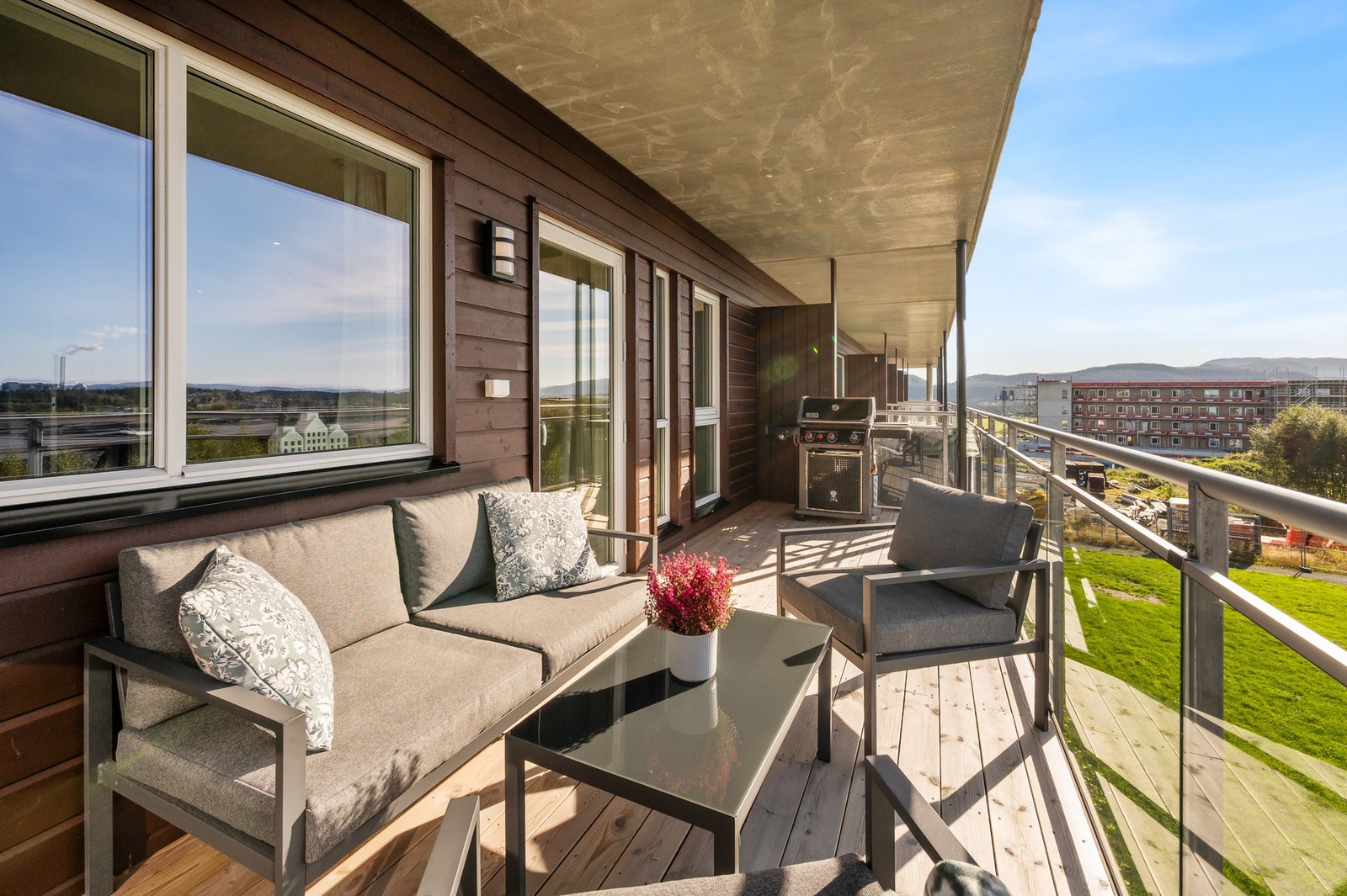 Terrassen er på hele 12 kvm og er vestvendt så her er det gode solforhold! Galleribilde