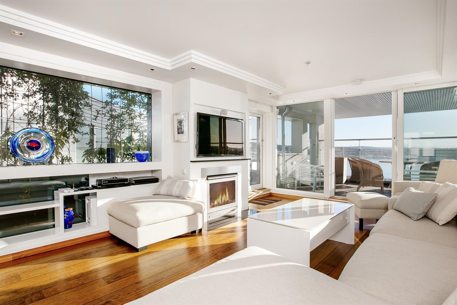 Hyggelig stue med flott utsikt. Gasspeis. Leiligheten er møblert. Galleribilde