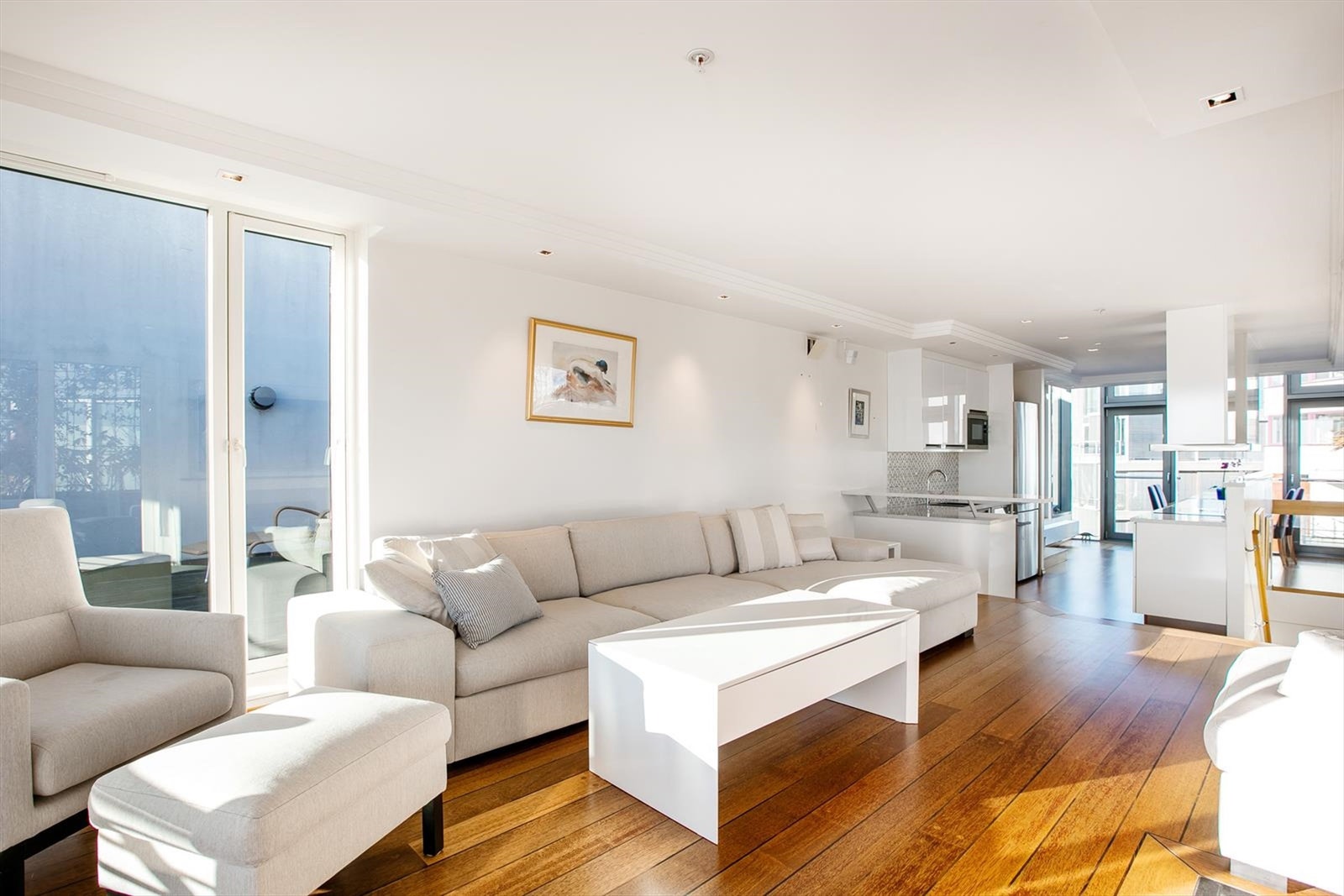 Fra stuen og mot kjøkken. Galleribilde