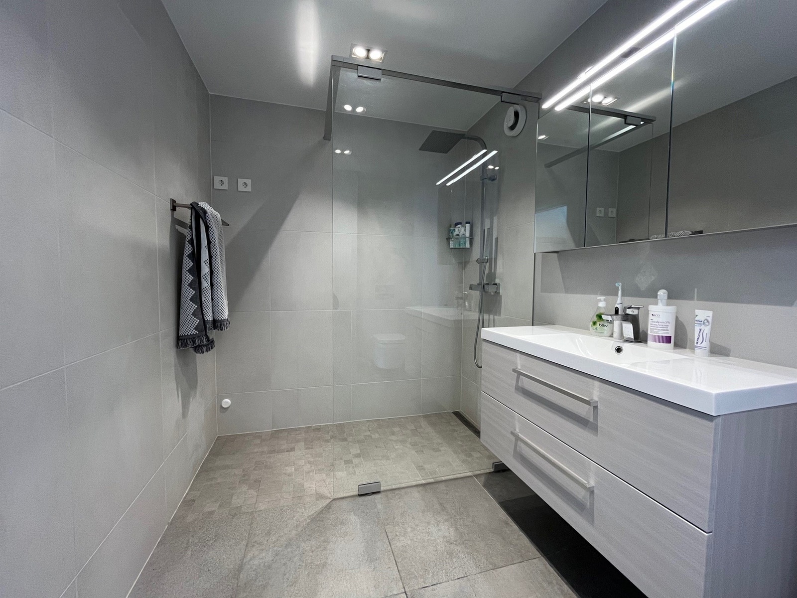 Nær helt nytt baderom som tilhører hovedsoverom - en suit. Galleribilde