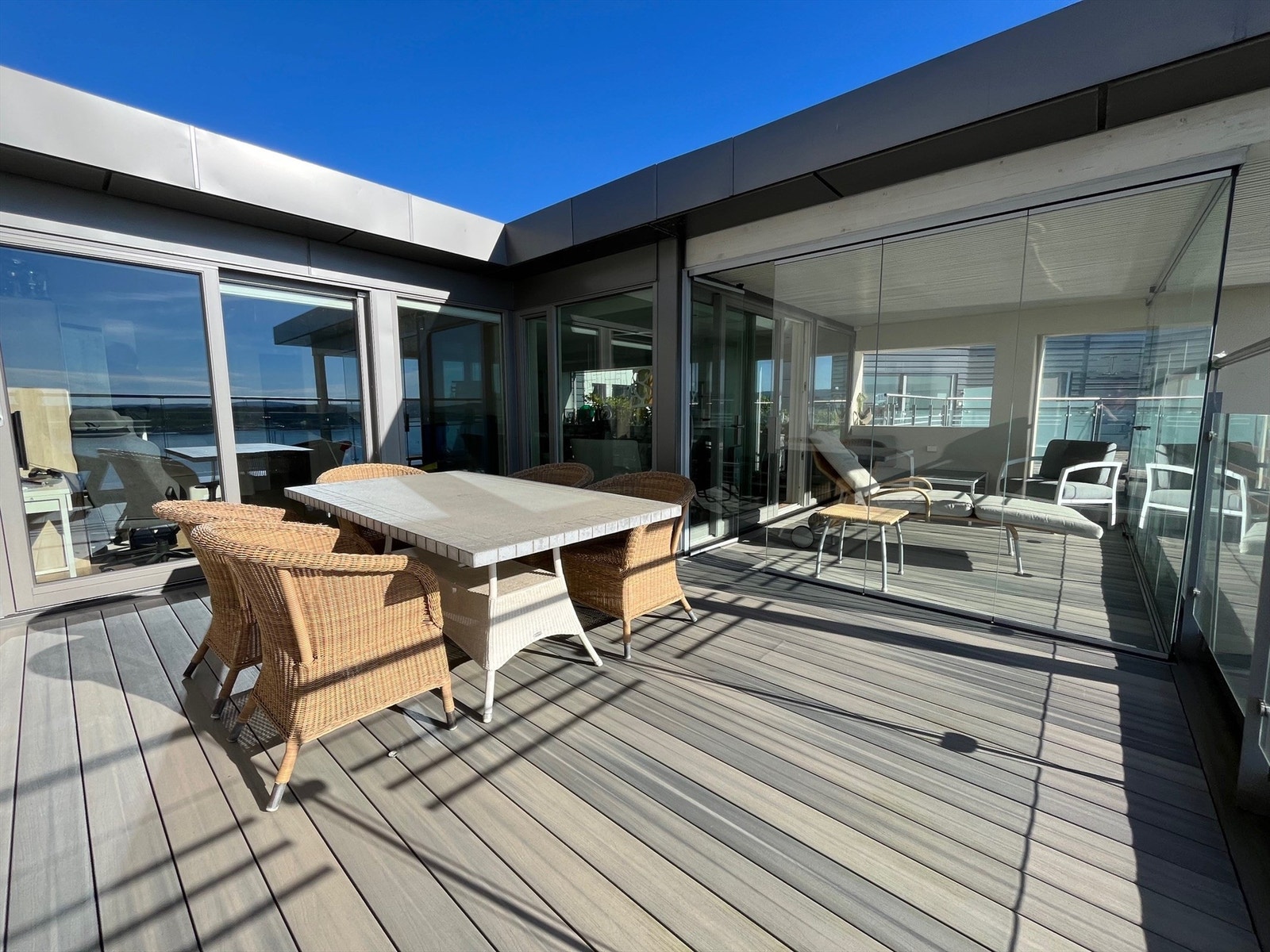 Terrassen er delt i 2 soner - der en er innglasset for å enkelt utvide sesongen. Kan enkelt åpnes på varme dager. Galleribilde