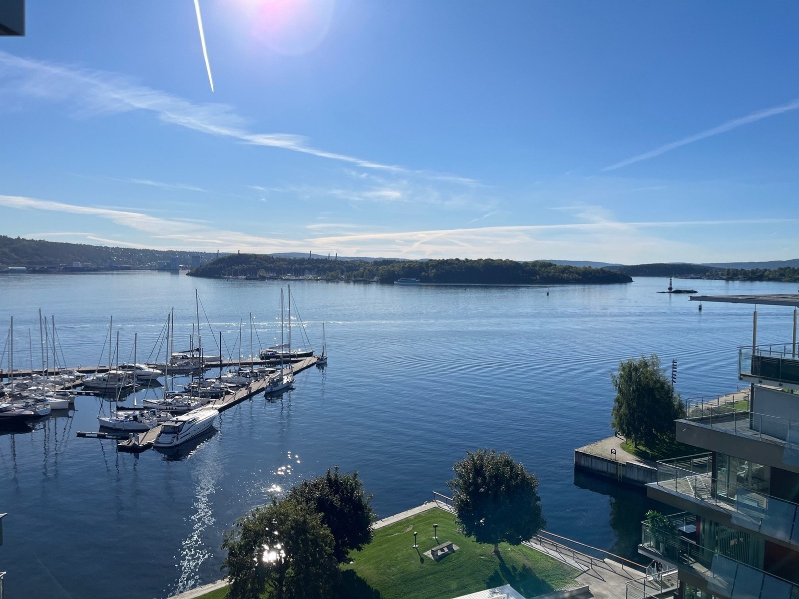 Nyt den fantastiske utsikten fra byggets øverste etasje - Usjenert og Solrikt Galleribilde