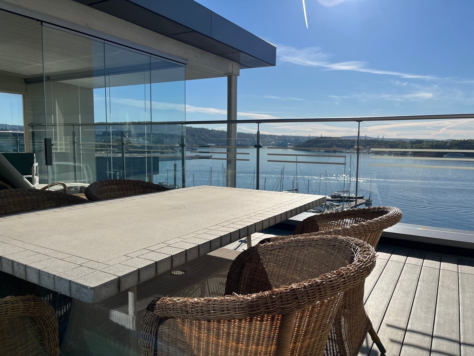 Spisebord på terrasse. Galleribilde