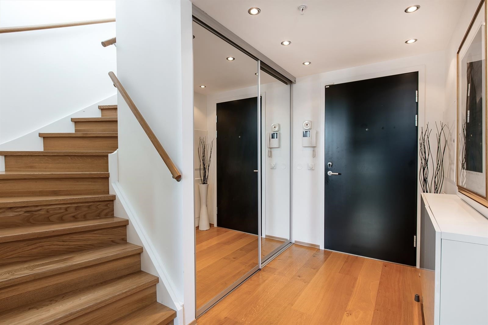 Hyggelig entre med god plass til lagring i garderobe. Galleribilde