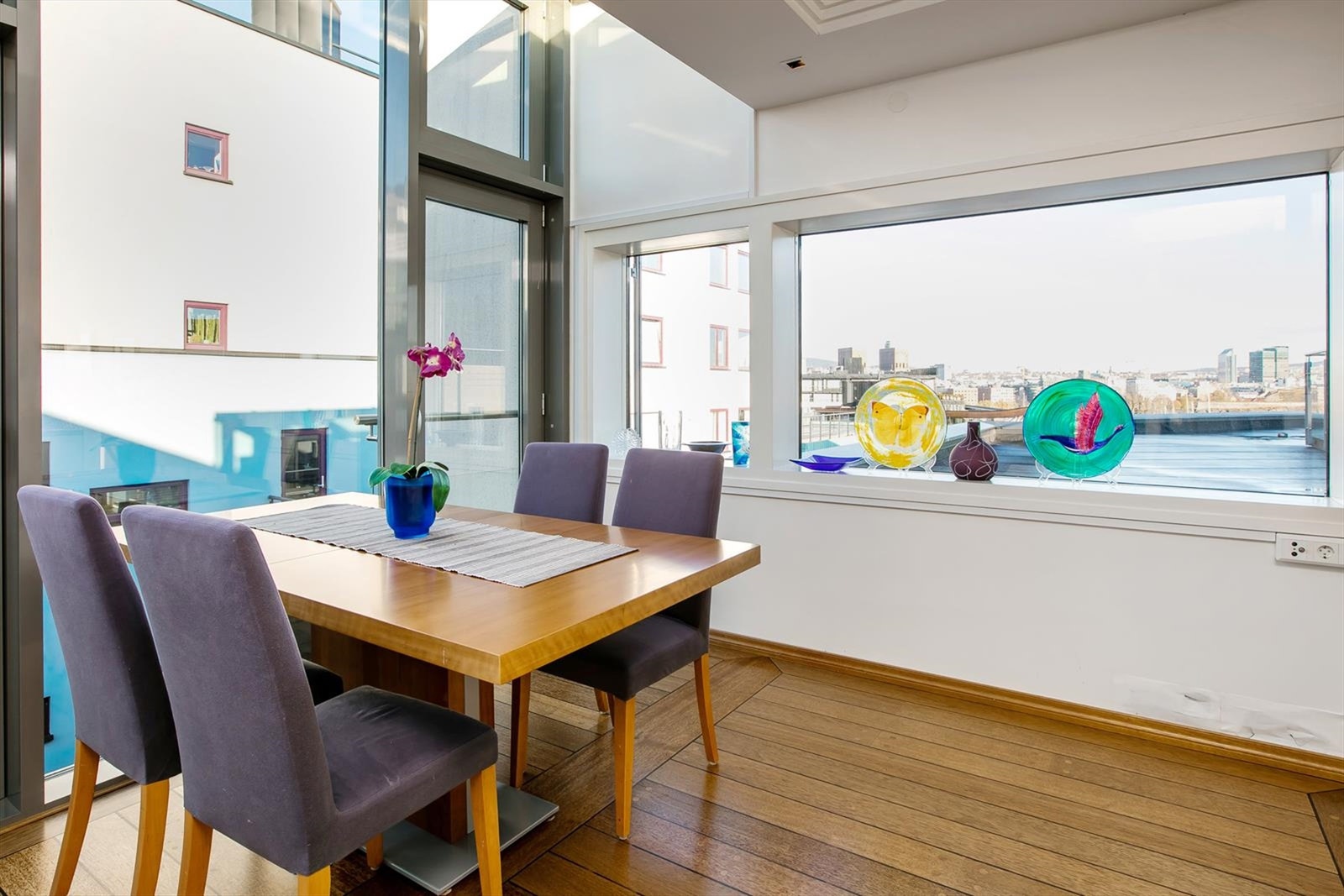 Her kan man nyte ett godt måltid i hyggelige omgivelser. Annen spisestue medfølger enn den på bildet. Galleribilde