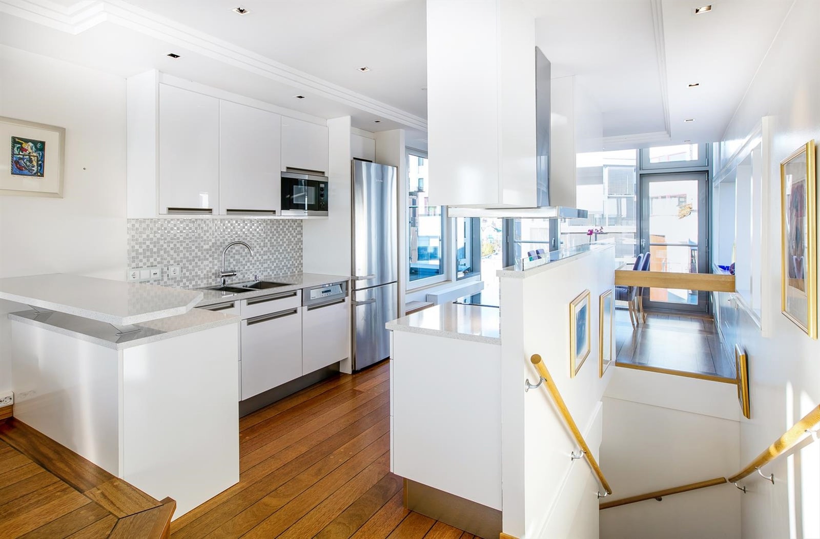 Fra kjøkken og stue går trapp ned til inngang og flere soverom. Galleribilde