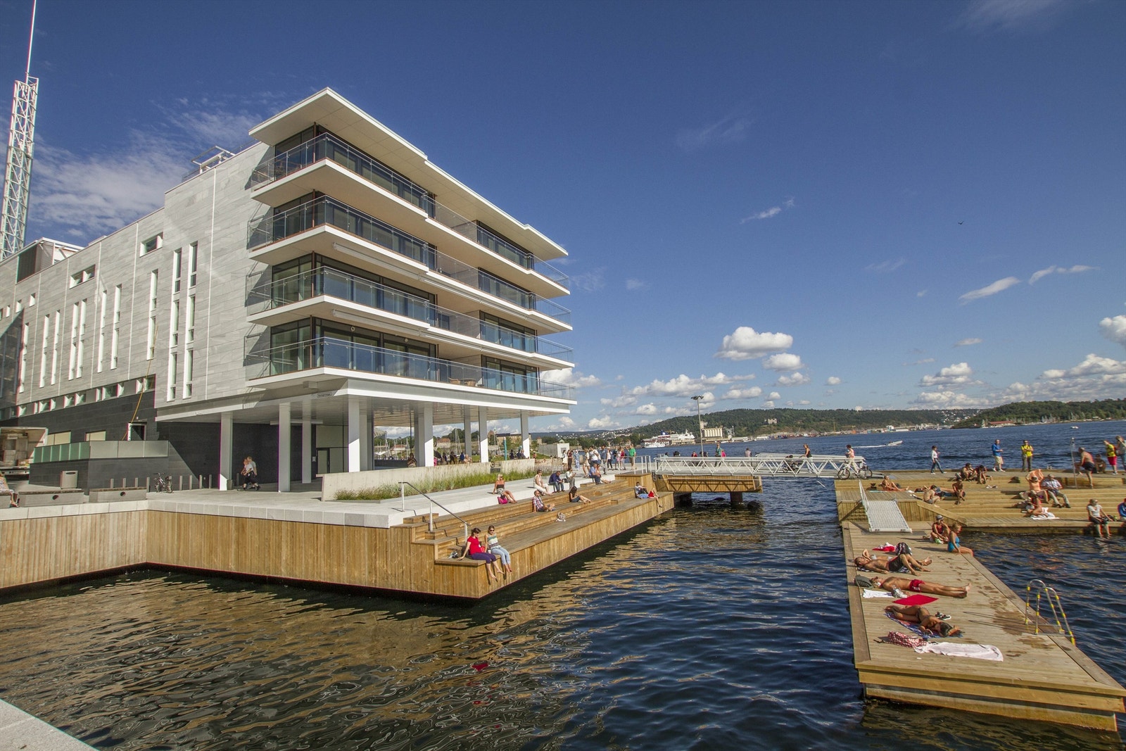Flotte badebrygger ytterst på Tjuvholmen. Galleribilde