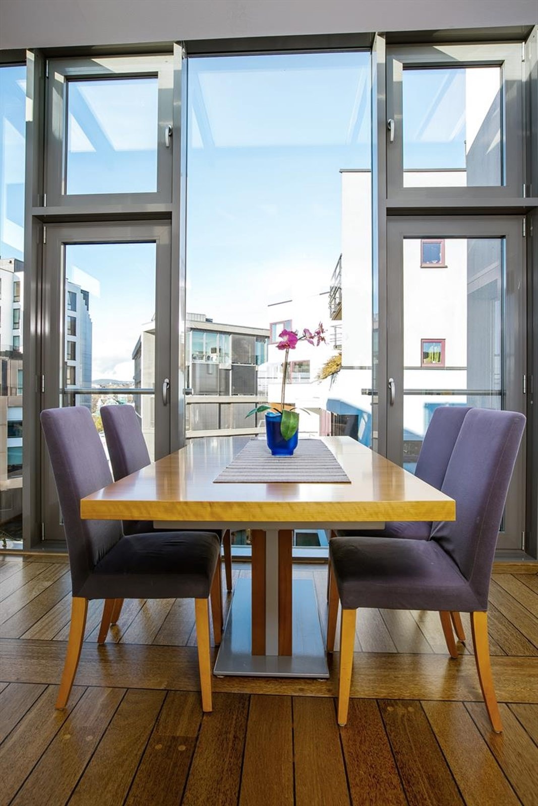 Store vinduer gir godt med lys inn i leiligheten. Galleribilde