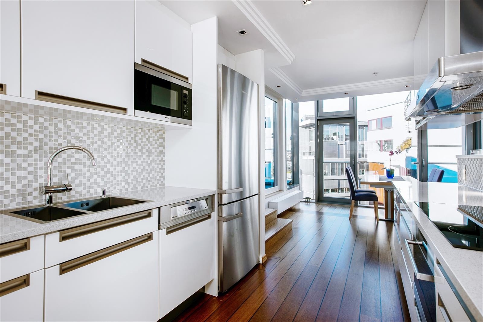 Hyggelig kjøkken med god skap- og benkeplass. Hvitevarer medfølger. Galleribilde