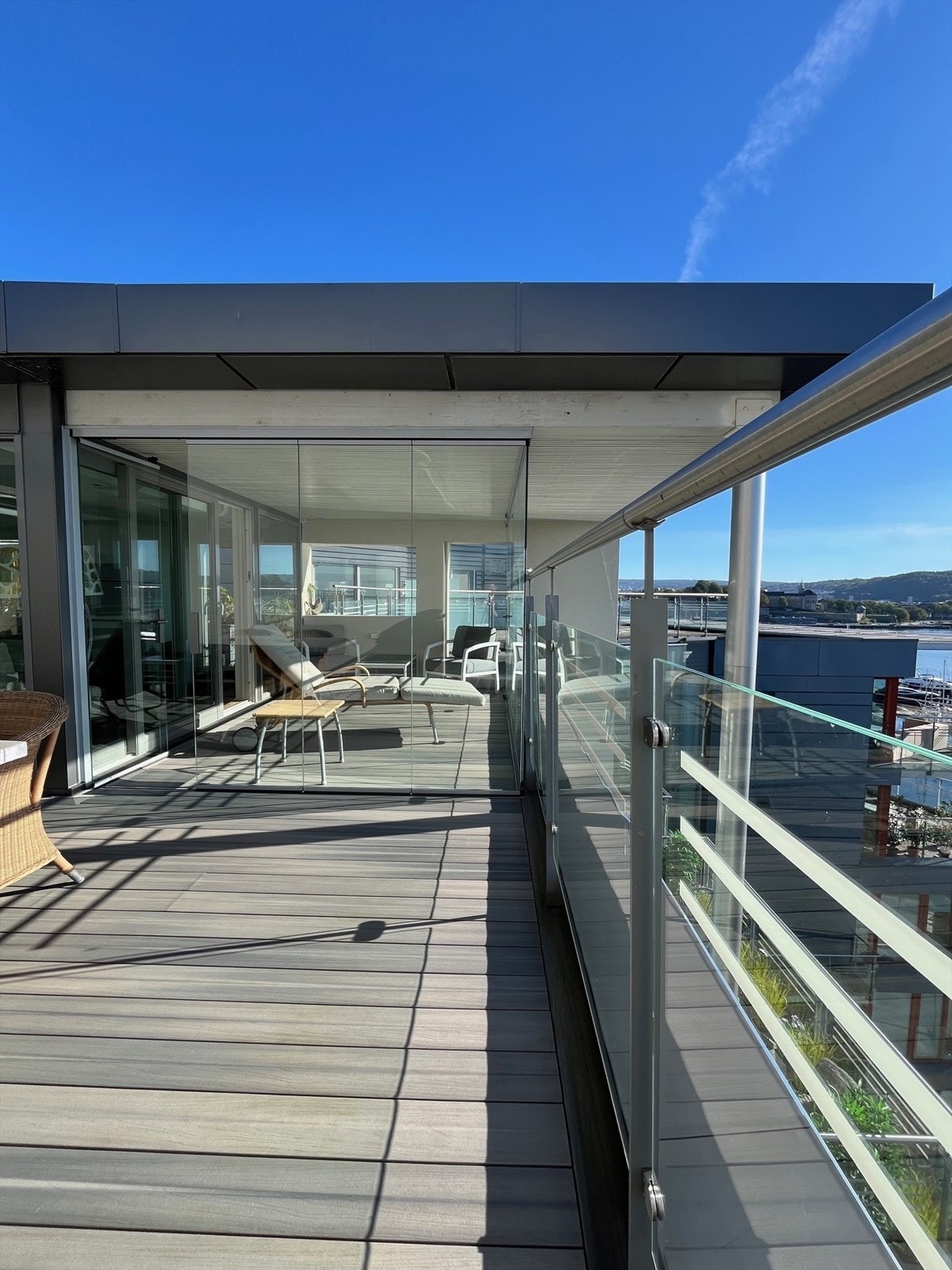 Her kan man nyte utsikten og solen i meget hyggelige omgivelser. Galleribilde