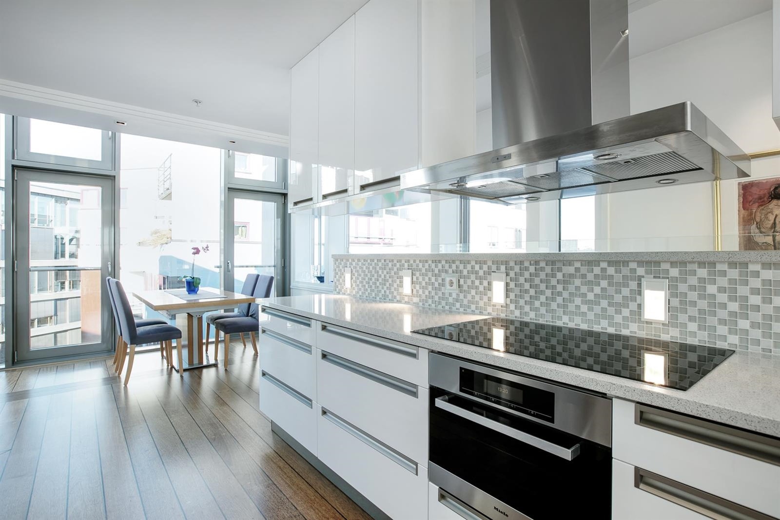 Kjøkken og med hyggelig spiseplass. Galleribilde