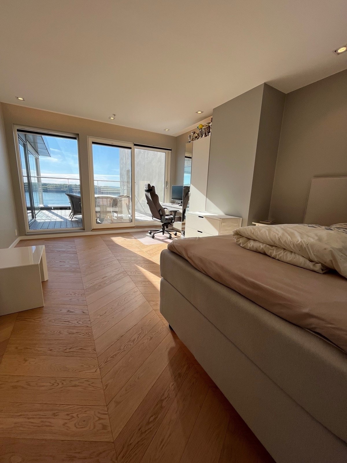 Nyere tilbygget soverom i øverste etasje med utgang terrasse og eget bad - en suit. Galleribilde