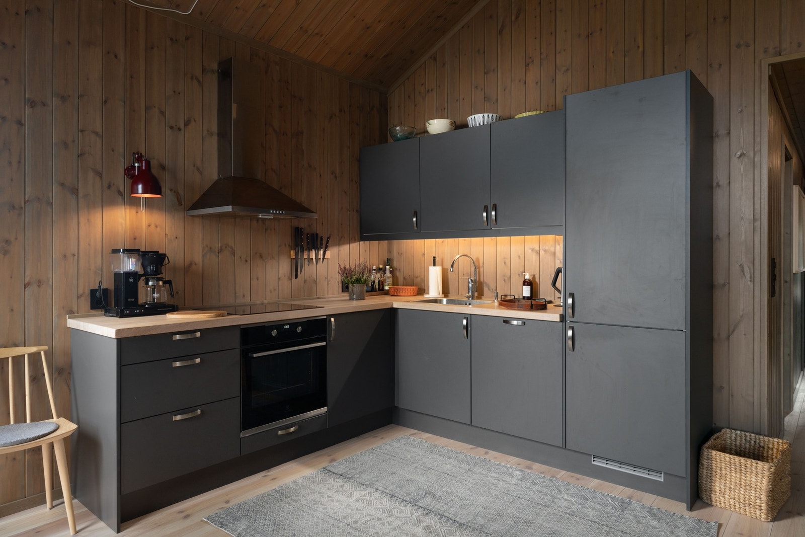 Godt utstyrt kjøkken med integrerte hvitevarer. Galleribilde