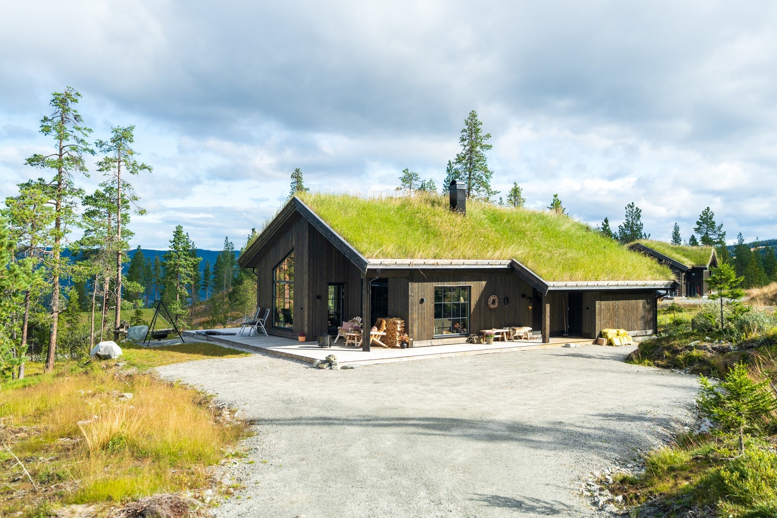 Solrikt beliggende på vakre Bøgaset, med god adkomst og parkering Galleribilde