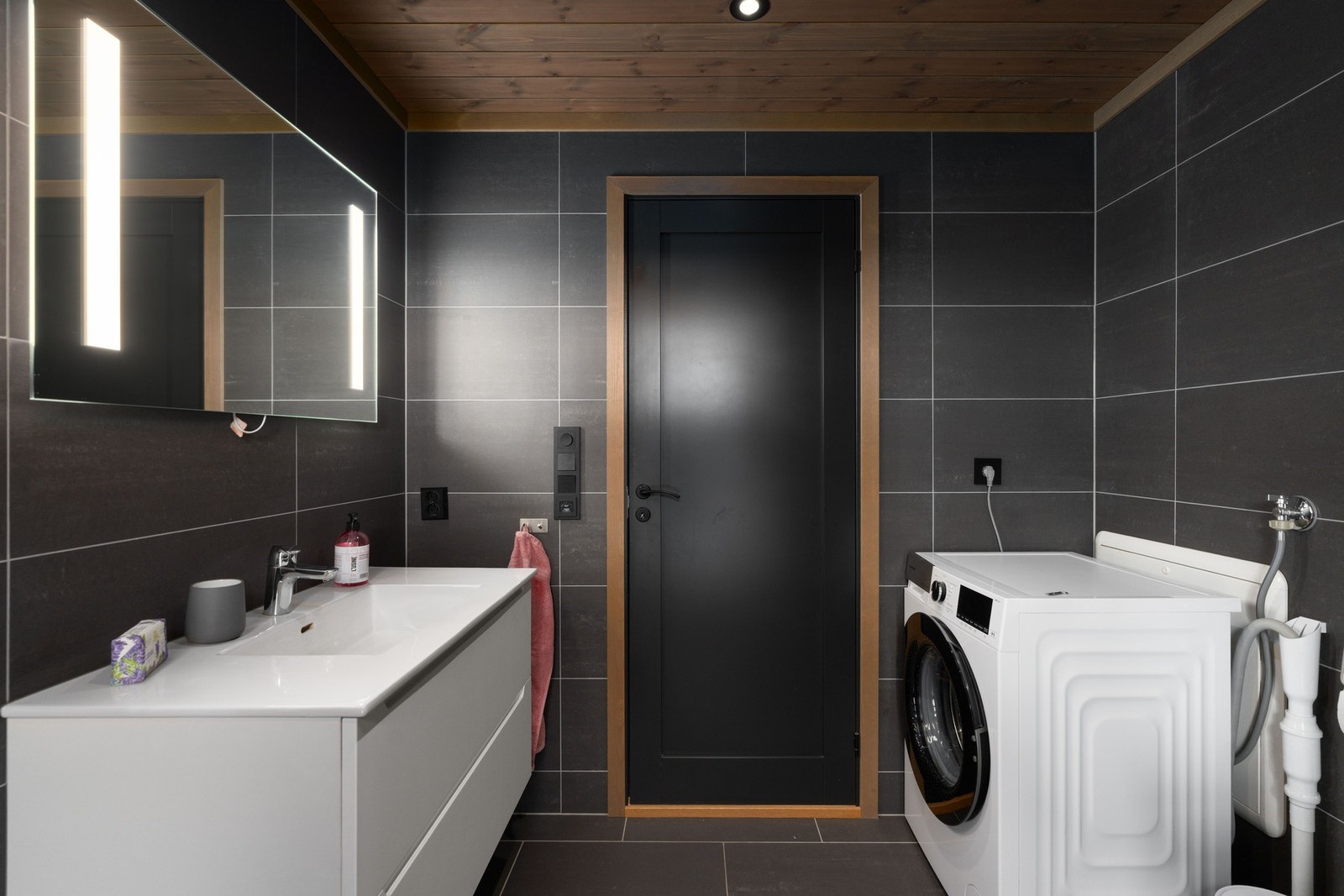 Det er opplegg for vaskemaskin og tørketrommel på badet. Galleribilde