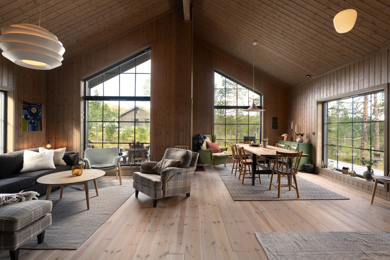 Stue og spisestue med store vindusflater og god takhøyde. Galleribilde