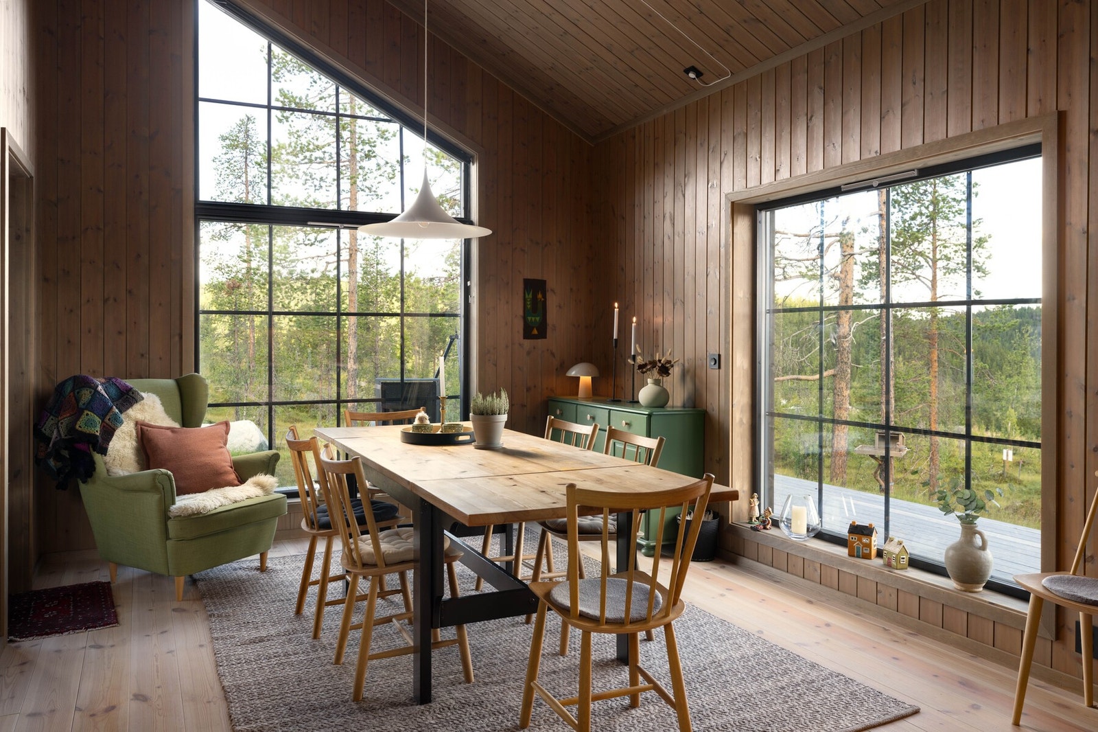 Spisestuen har plass til mange gjester. Galleribilde