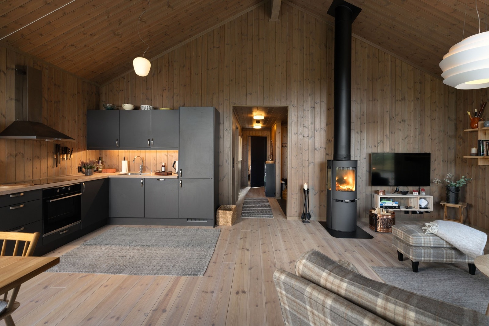 Den åpne løsningen mellom kjøkken, spisestue og stue skaper et godt og sosialt allrom. Galleribilde