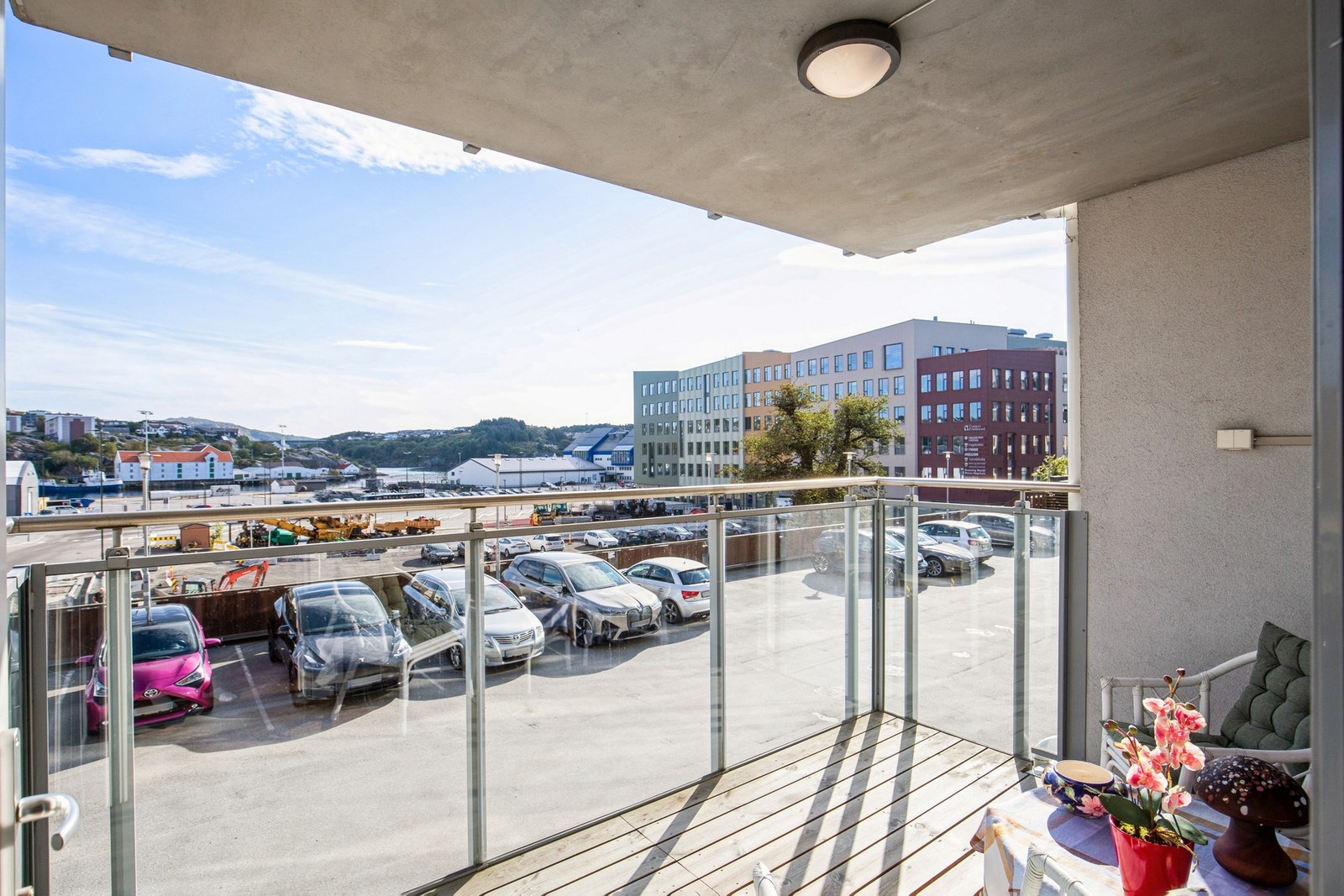 Balkong med utsikt over havna Galleribilde