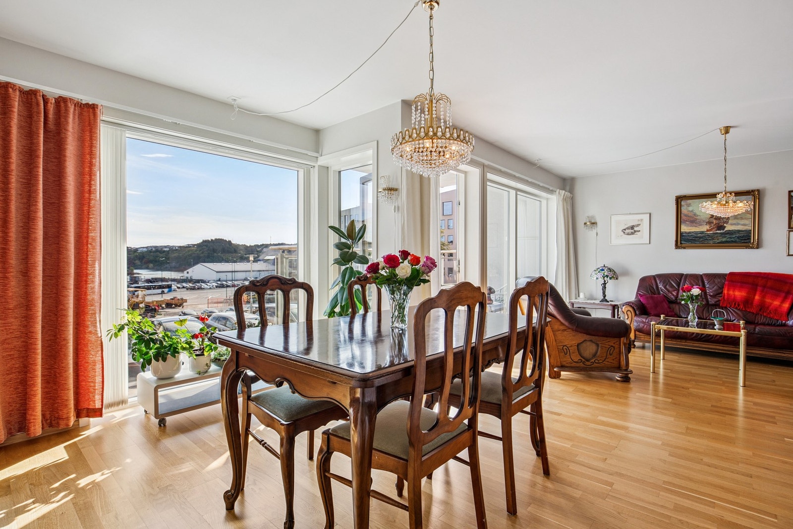 Kjøkken med plass til spisegruppe Galleribilde