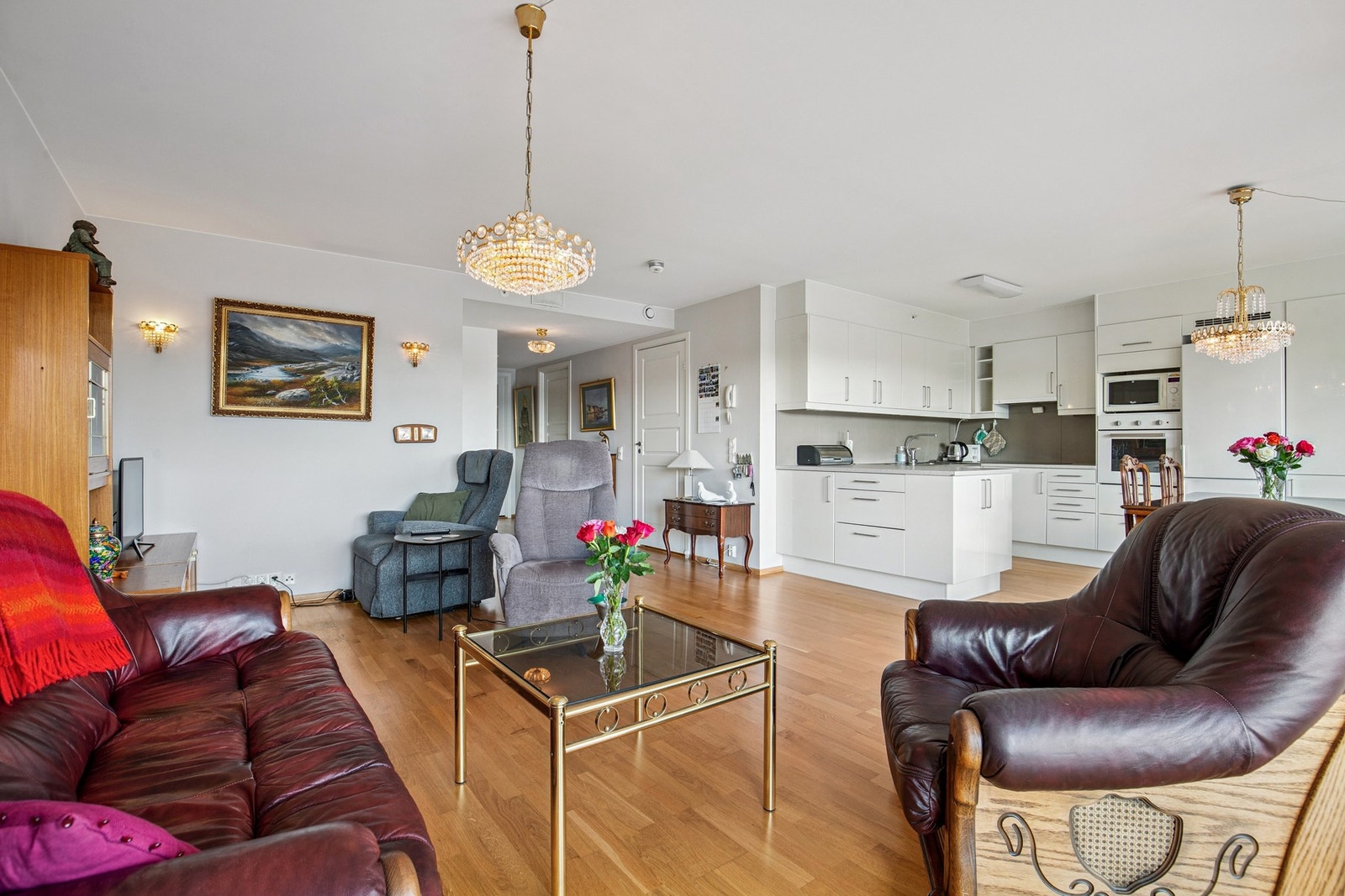 Stue har åpen løsning til kjøkken Galleribilde