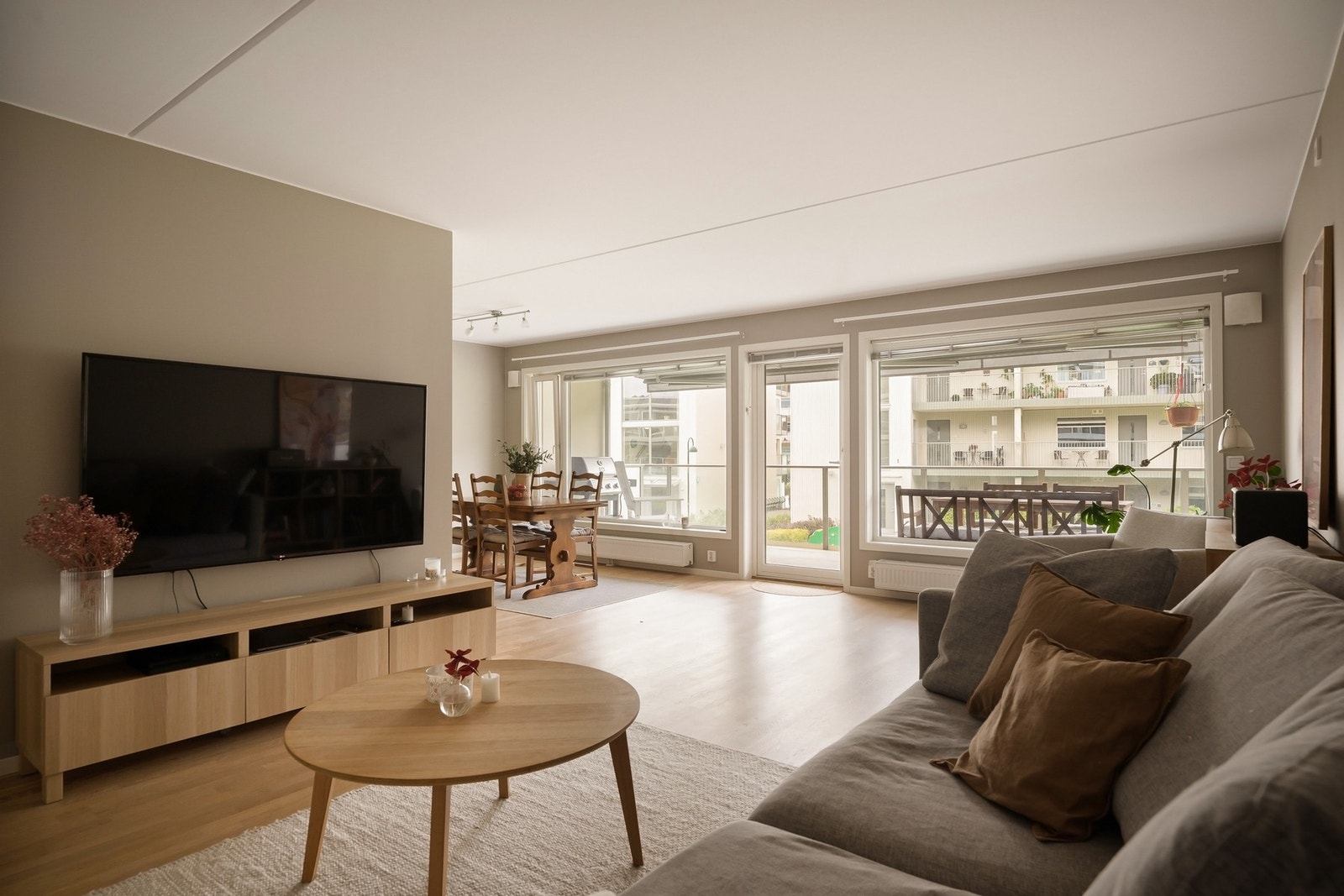 Veggene er malt i en lun, moderne fargetone som gir rommet en behagelig varme Galleribilde