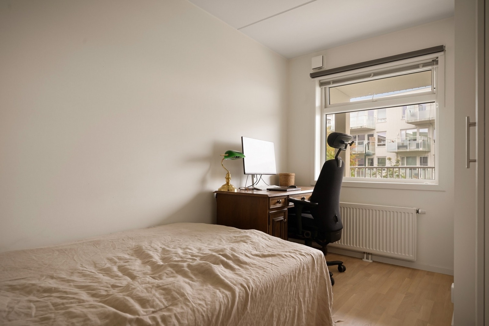 Det andre soverommet fungerer utmerket som barnerom, gjesterom eller kontor Galleribilde