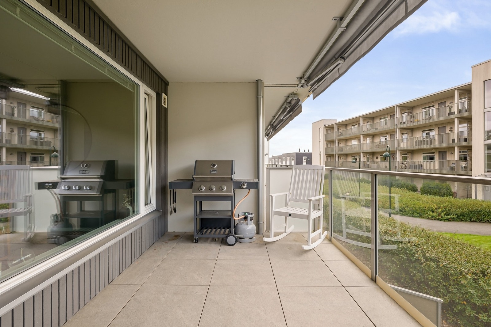 Det er montert markiser som gir behagelig skygge på varme dager Galleribilde