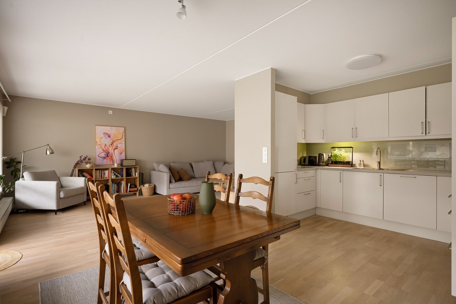 Det er lagt parkett på gulv og oppvarming er i leiligheten er med vannbåren varme via radiatorer Galleribilde