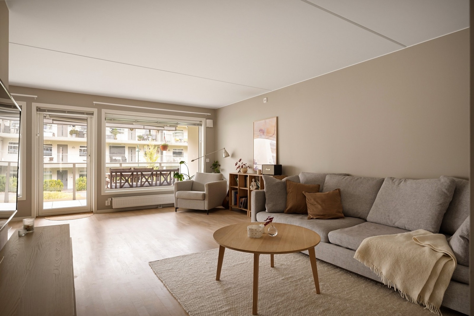 Lys stue med store vindusflater og utgang til balkong Galleribilde