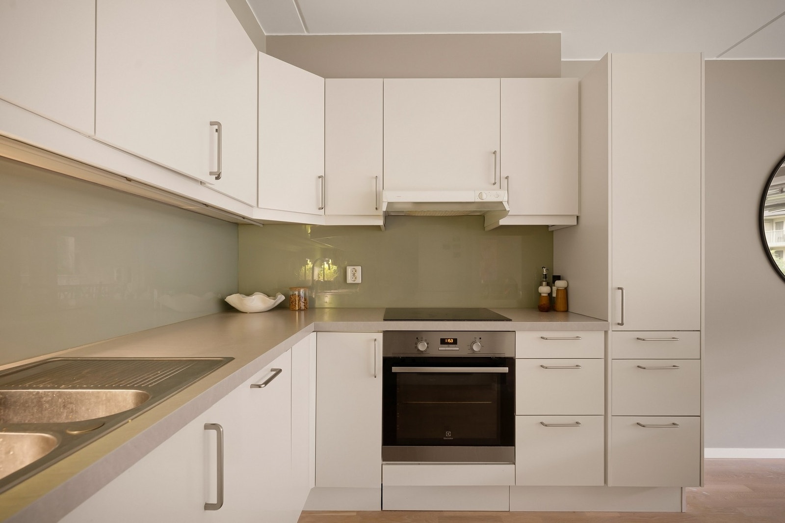 Her er plassen godt utnyttet med både rikelig skapplass og gode arbeidsflater Galleribilde