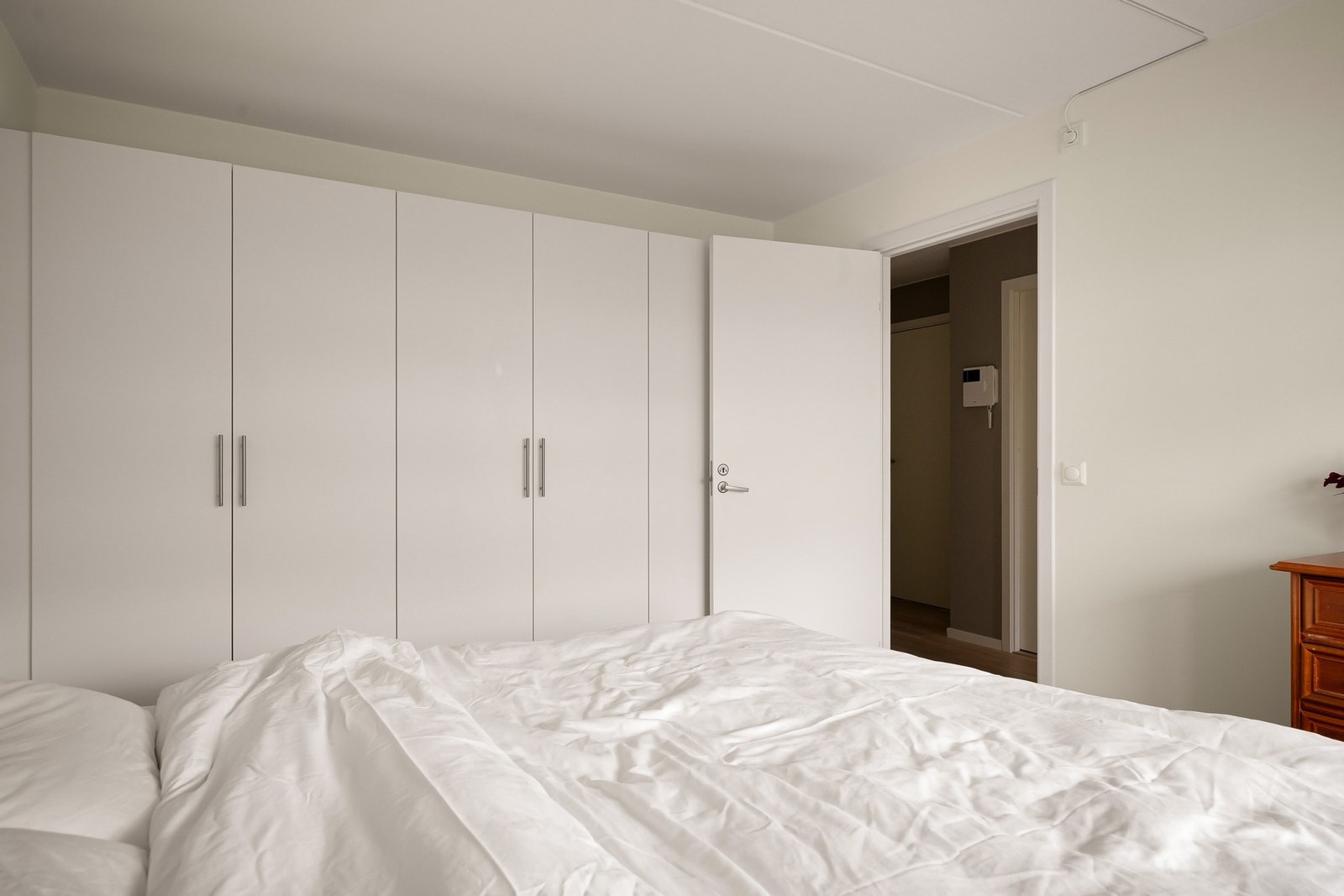 Hovedsoverommet er romslig og gir plass til dobbeltseng, nattbord og garderobeskap Galleribilde