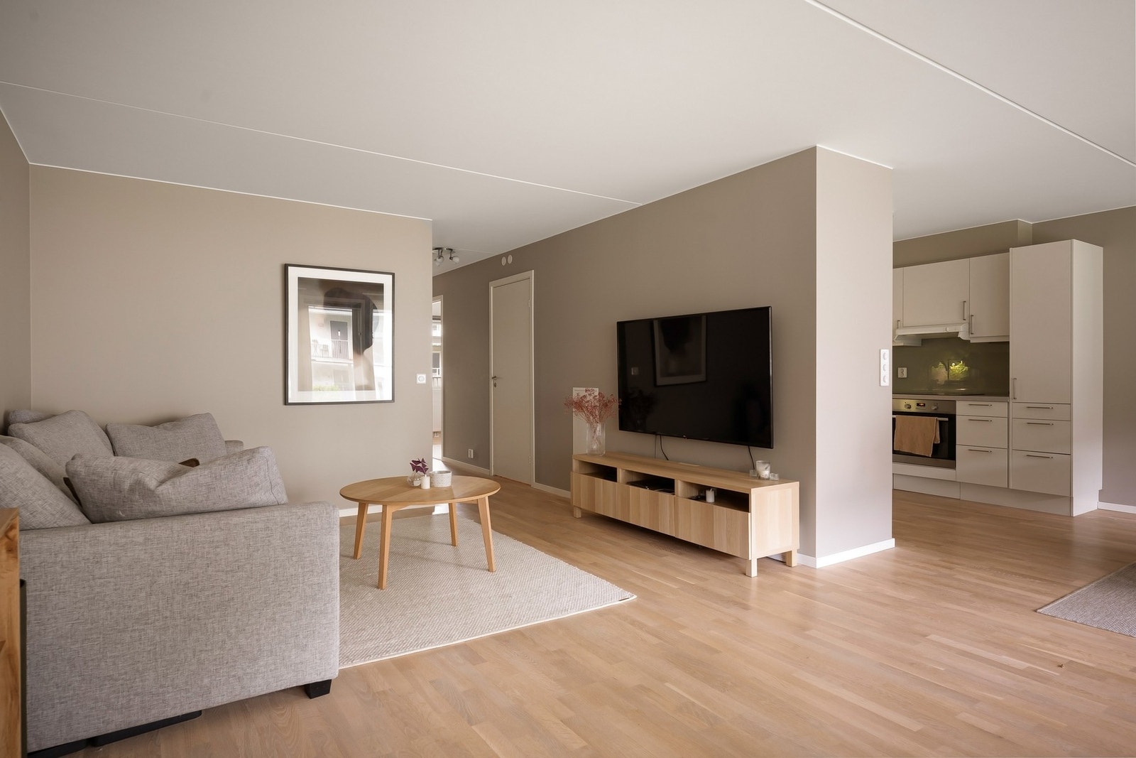 Praktisk planløsning med halvåpen forbindelse til kjøkkenet Galleribilde