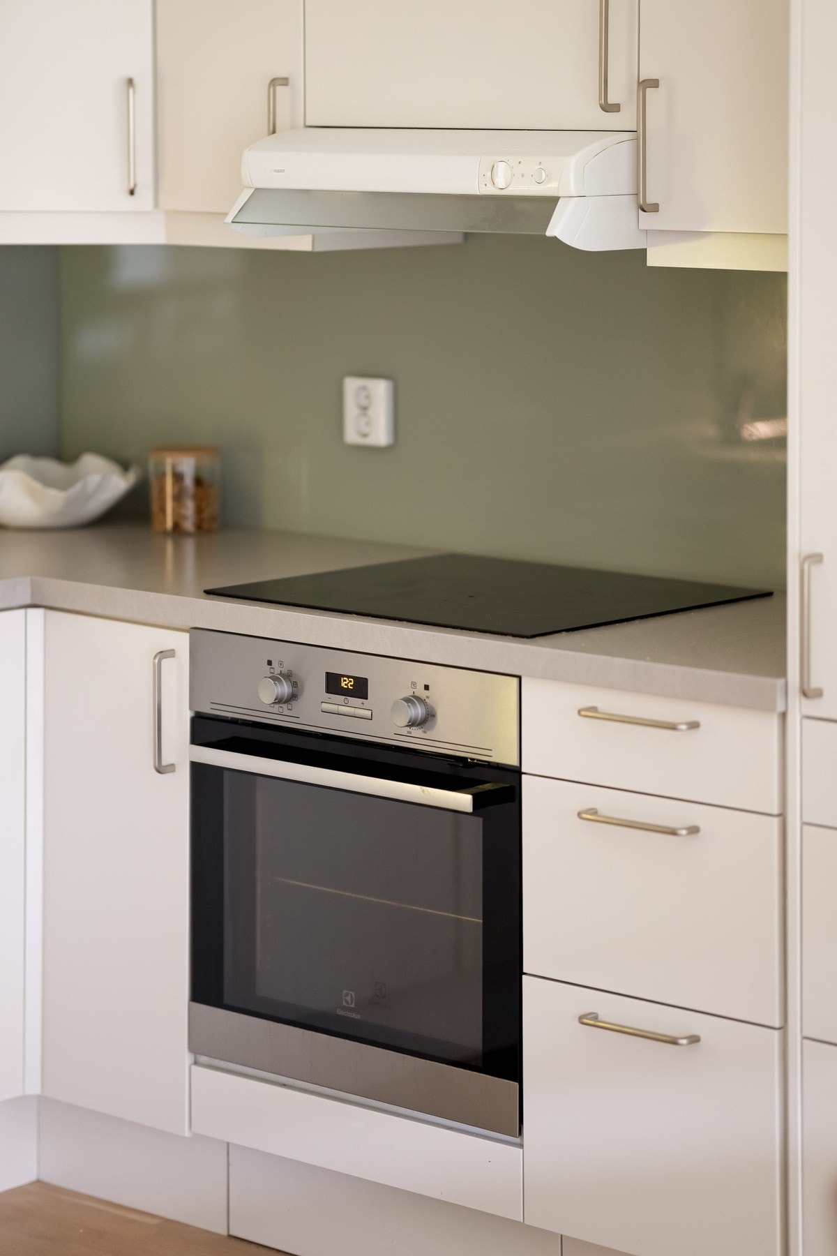 Kjøkkenet er utstyrt med integrerte hvitevarer, inkludert stekeovn, platetopp, kombiskap og oppvaskmaskin Galleribilde