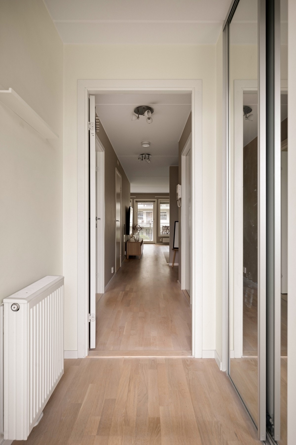 Lys og praktisk entre med skyvedørsgarderobe med speilfronter Galleribilde