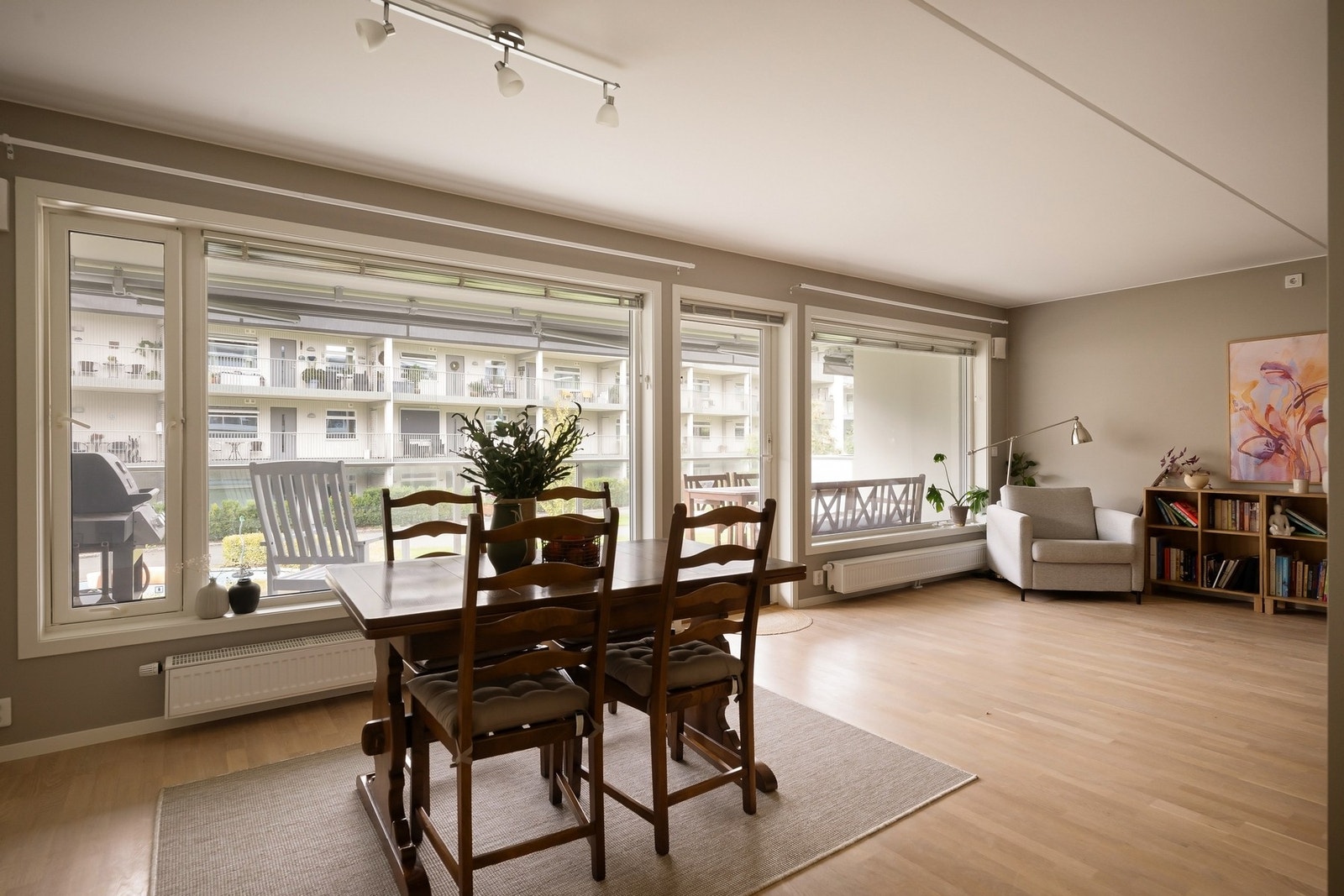 Spisestue med utsyn mot fellesområdet og balkong Galleribilde