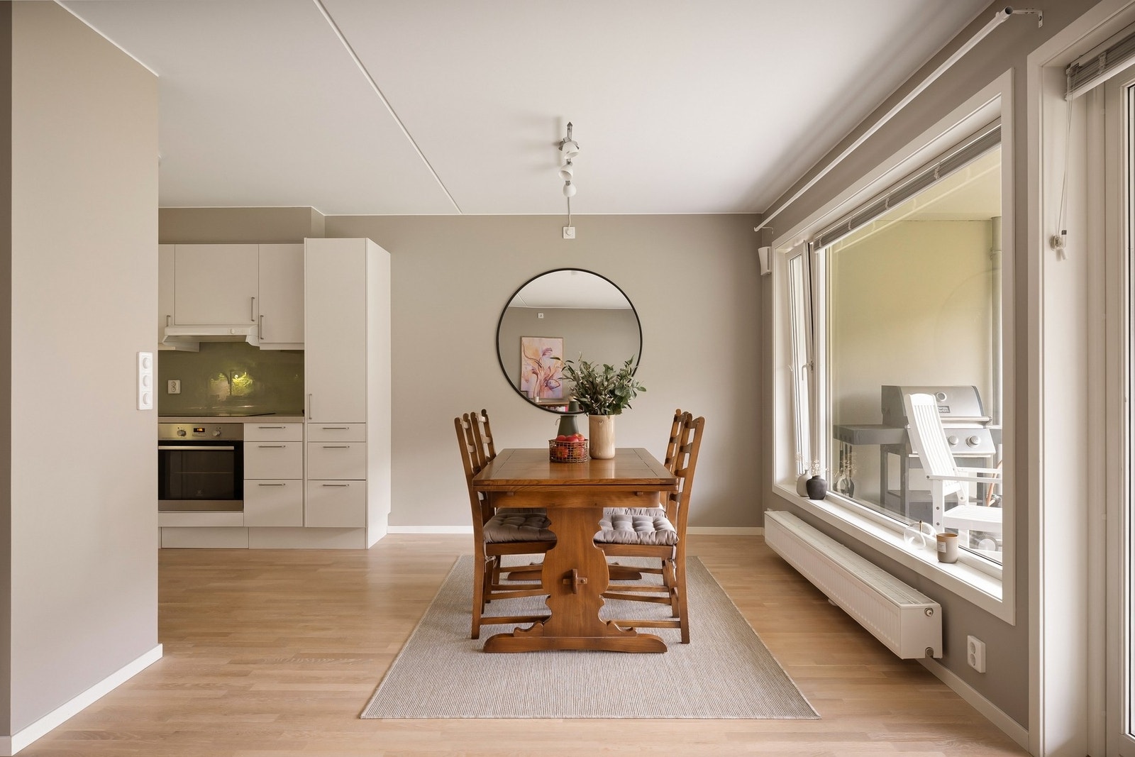 Romslig spiseplass med plass til flere gjester Galleribilde