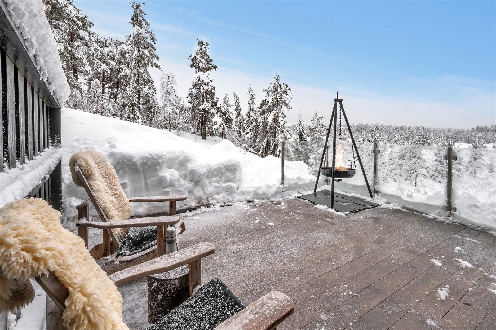 Romslig terrasse med flott utsikt Galleribilde