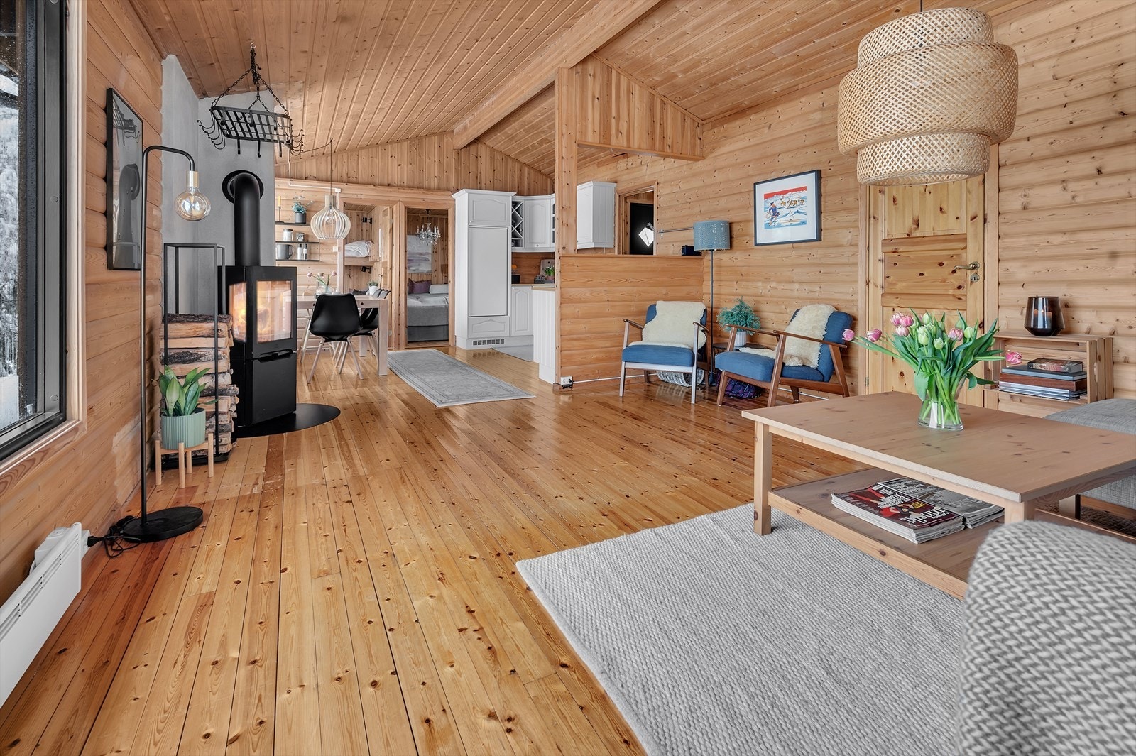 Nyere peisovn. Praktisk åpen løsning som gir en god romfølelse Galleribilde