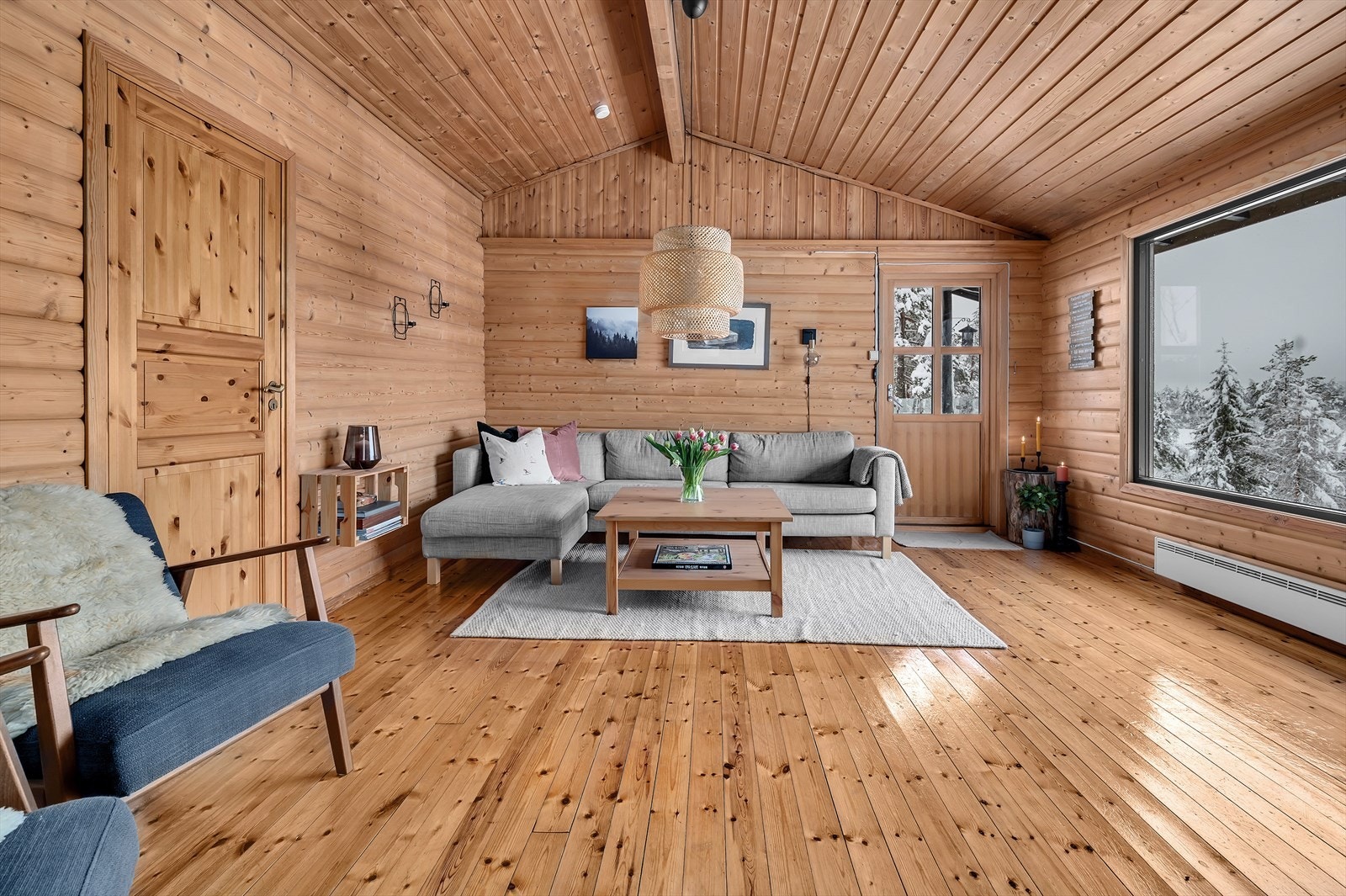 Romslig stue med god takhøyde - stort vindu slik at man får godt utsyn til vakker natur Galleribilde