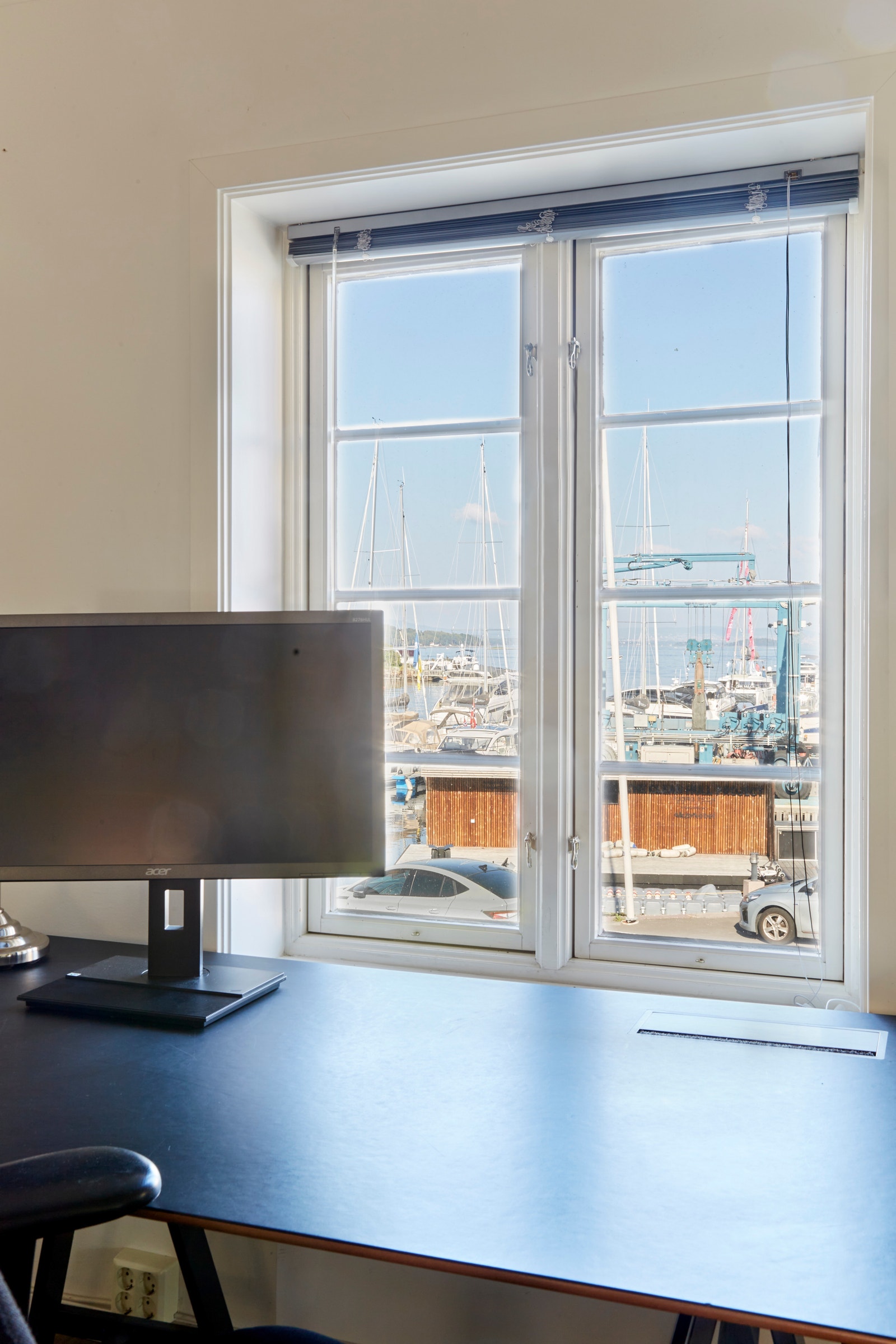 Kontorlandskap med sjøutsikt Galleribilde