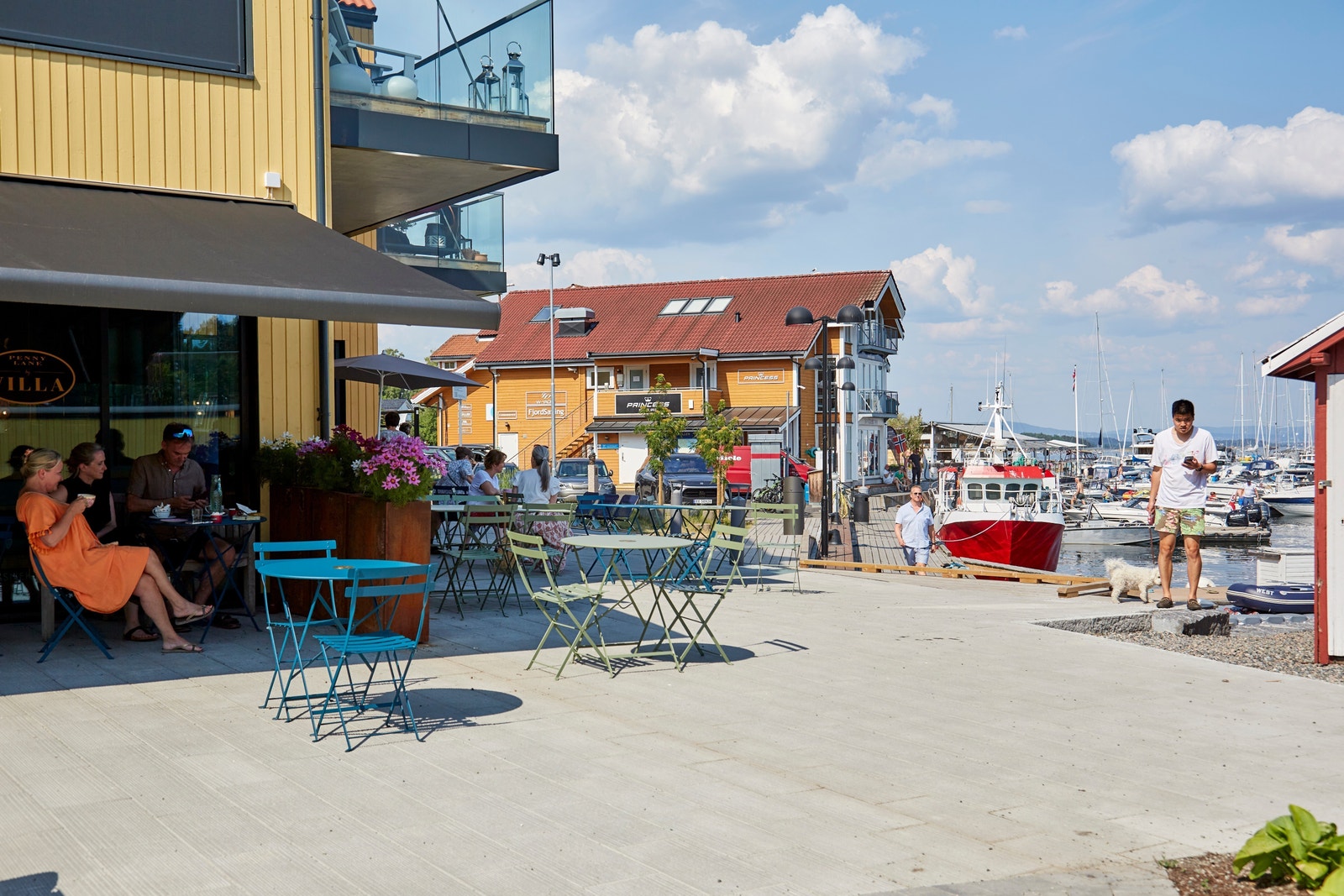 Hyggelig kafé ved kontoret. Ferske reker fra båt. Galleribilde