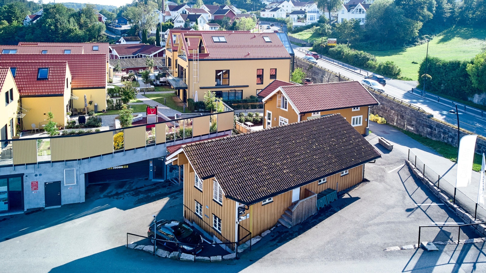 Kontorbyggets fasade fra sjøen Galleribilde